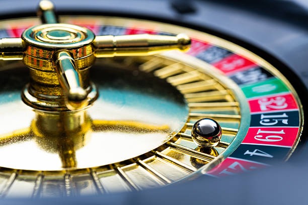 786bet দলের সদস্যরা অফিসে কাজ করছে